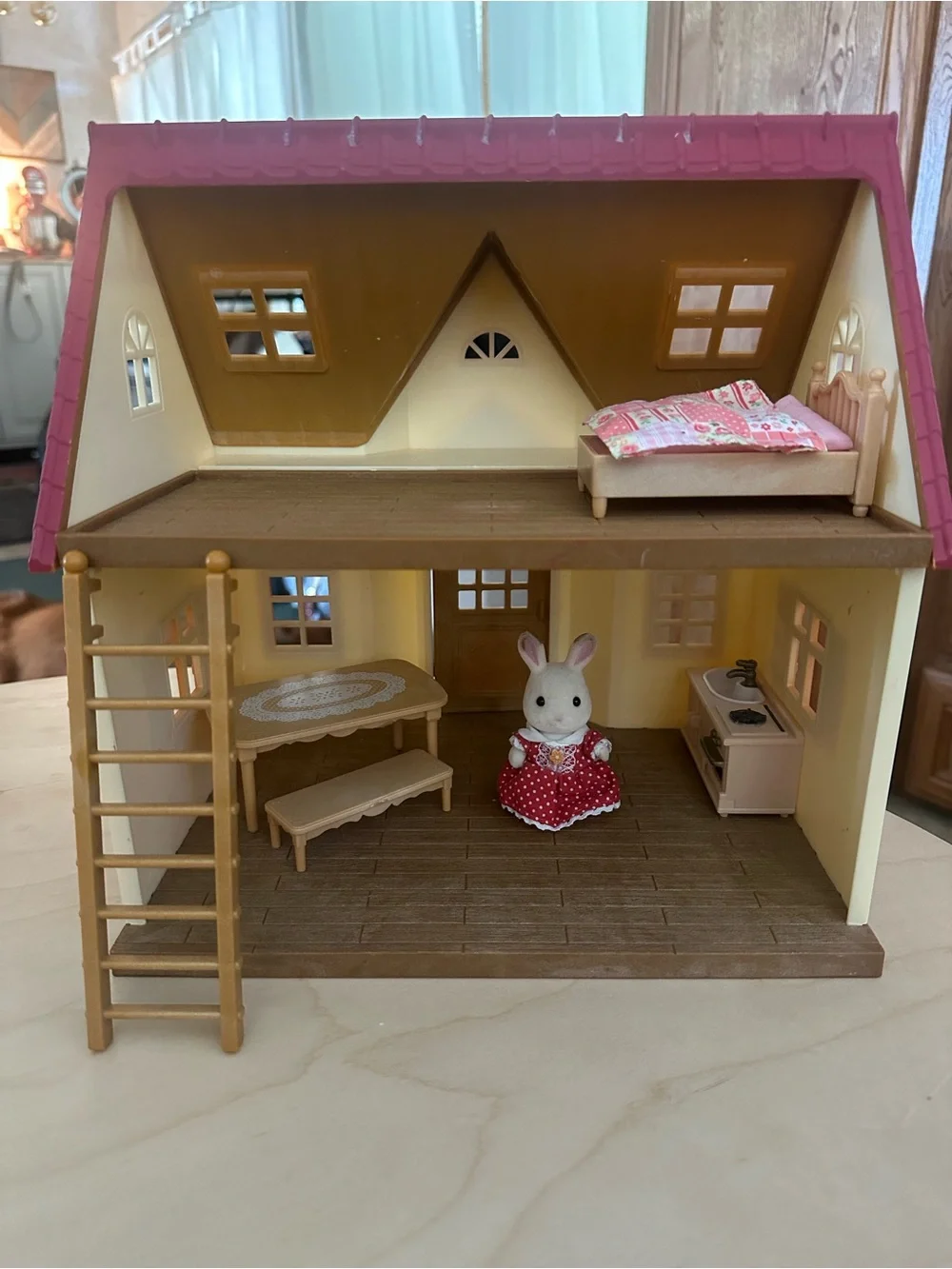 Sylvanian Families Cozy Cottage with Red Roof with bunny and furniture as shown